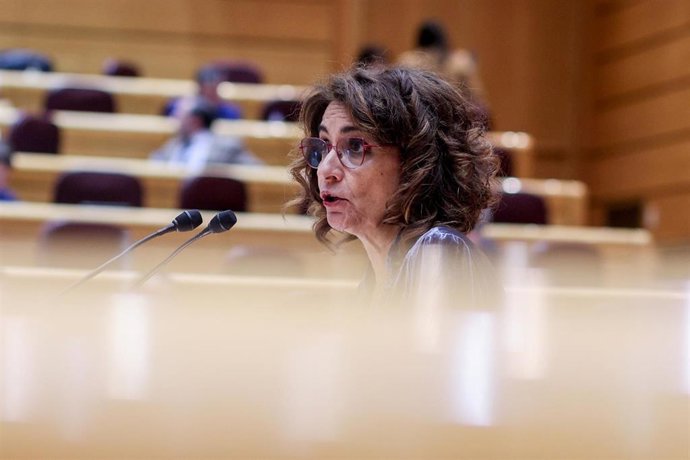 La vicesecretaria general del PSOE y vicepresidenta primera del Gobierno, María Jesús Montero, interviene durante una sesión de control al Gobierno, en el Senado. (Foto de archivo).