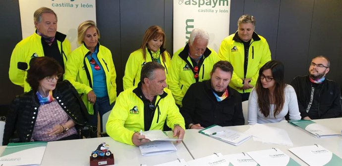 El director ejecutivo de Aspaym Castilla y León, Francisco Sardón, y el presidente del Club Turismoto Pingüinos, José Manuel Navas, firman un acuerdo de colaboración para que la concentración motera sea accesible