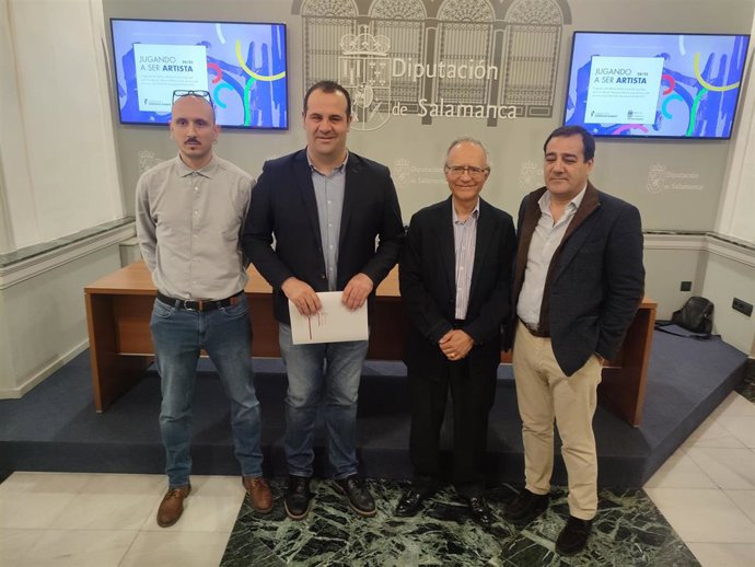 El diputado de Cultura, David Mingo, segundo por la izquierda, junto al presidente de la Fundación Venancio Blanco, Francisco Blanco, y otros responsables de la iniciativa