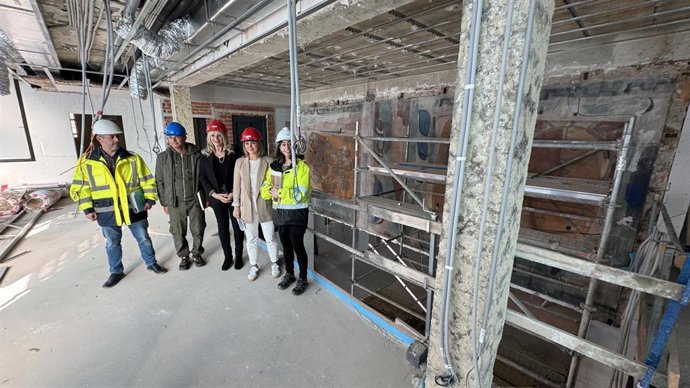 El aparejador municipal, Daniel Amores; el restaurador de la obra, Carlos Nodal; la concejala de Cultura, Aurora Cienfuegos; la edil de Educación Eva Iglesias; la arquitecta municipal, María José Fernández, y Emilio González de la empresa adjudicataria.