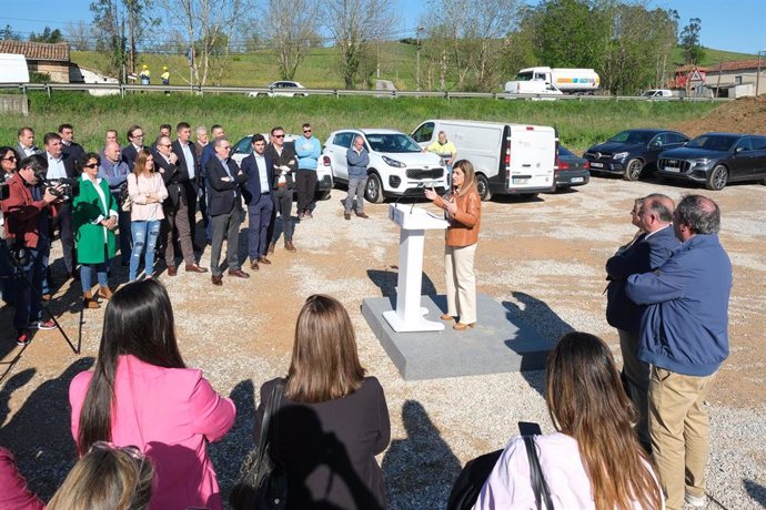 La presidenta de Cantabria, María José Sáenz de Buruaga, en al inicio de las obras de la variante de Sarón