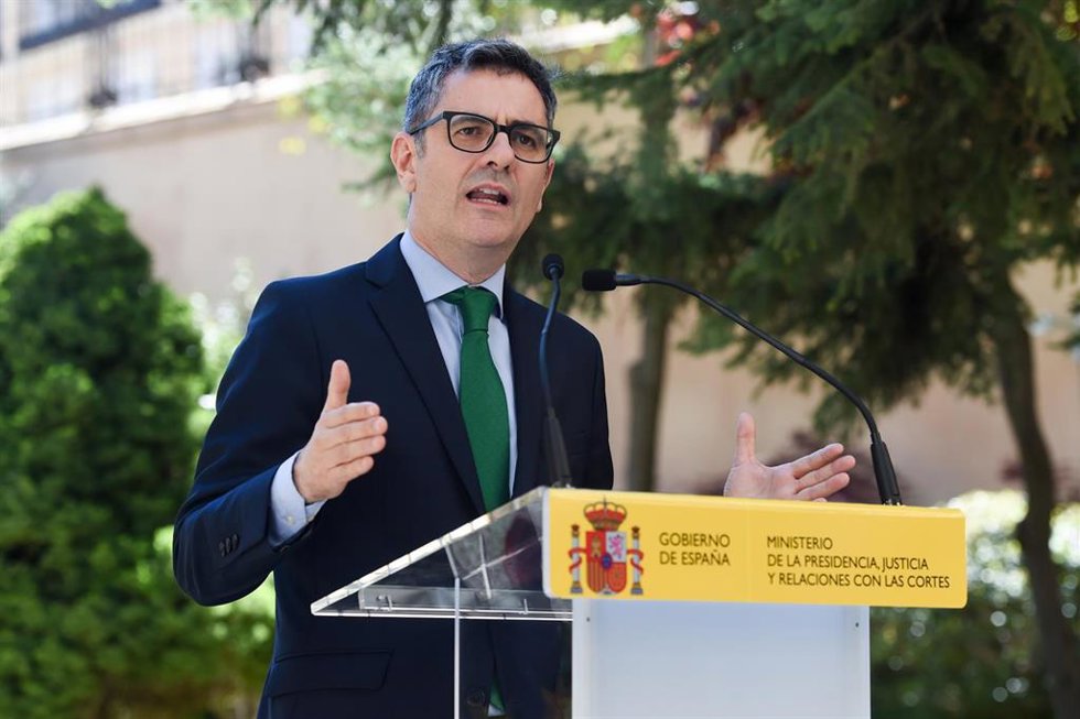 El ministro de la Presidencia, Justicia y Relaciones con las Cortes, Félix Bolaños, comparece tras la firma del acuerdo alcanzado con los sindicatos de Justicia, en el Palacio de Parcent, a 11 de abril de 2024, en Madrid (España).