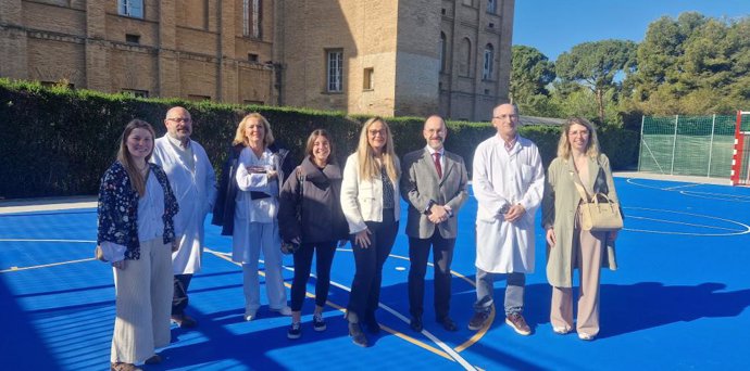 El director general de Salud Mental del Gobierno de Aragón, Manuel Corbera, y la directora del Centro de Rehabilitación Psicosocial (CRP) Nuestra Señora del Pilar de Zaragoza, Cristina Laguna, en la nueva zona deportiva dedicada a la salud mental