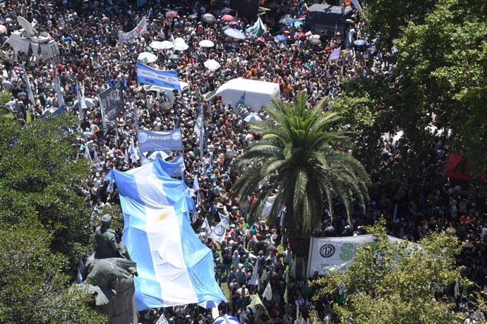 Archivo - Vista de la Plaza del Congreso donde distintas organizaciones se manifestaron n en el marco del paro nacional el pasado 24 de enero