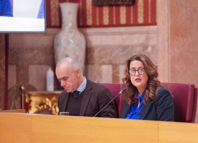 Archivo - La concejal socialista Sonia Gaya, junto al portavoz del Grupo municipal del PSOE, Antonio Muñoz, en una foto de archivo.