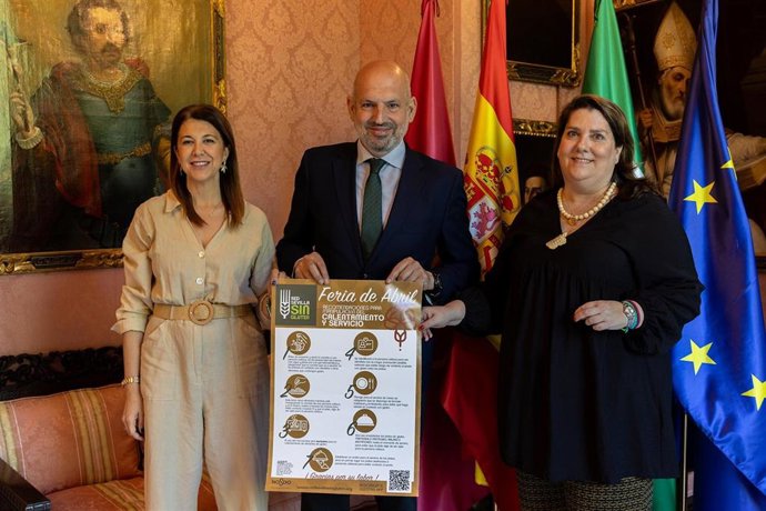 El delegado de Fiestas Mayores, Manuel Alés, la delegada de Salud, Silvia Pozo, y la presidenta de la Asociación Provincial de Celíacos de Sevilla (ASPROCESE).