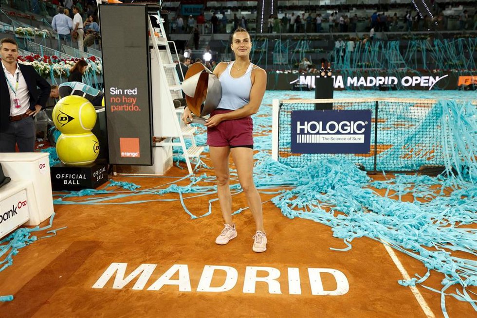 Archivo - La bielorrusa Aryna Sabalenka posa con su trofeo de campeona del Mutua Madrid Open 2023