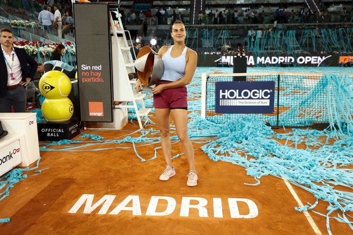 Archivo - Aryna Sabalenka of Belarus celebrates with the trophy after winning against Iga Swiatek of Poland during the Singles Final Women match during Mutua Madrid Open 2023 celebrated at Caja Magica on May 06, 2023 in Madrid, Spain.