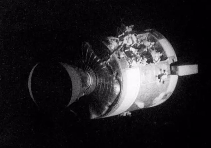 El módulo de servicio (SM) del Apolo 13 gravemente dañado, fotografiado desde el módulo lunar/módulo de mando. Un panel completo del SM fue volado por la explosión de un tanque de oxígeno