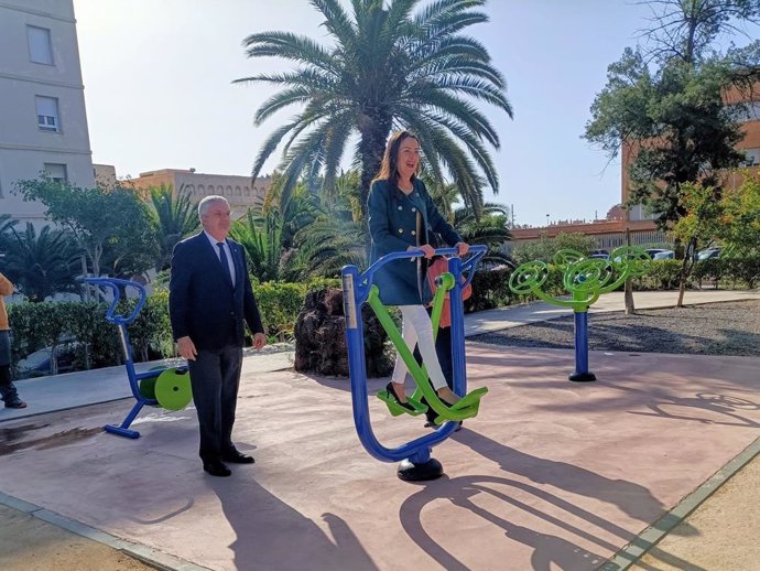 El delegado territorial de Salud y Consumo, Juan de la Cruz, y la delegada de la Junta en Almería, Aránzazu Martín, en el nuevo parque biosaludable junto a la Bola Azul.