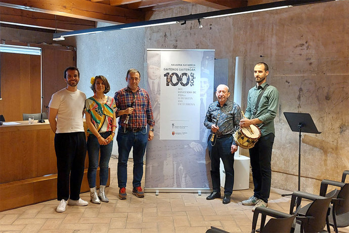 La concejala de Pamplona Maider Beloki; el director de área Iñigo Gómez; y los gaiteros Martín Ariztimuño y José Luis Fraile, en la presentación del programa de actos para conmemorar el centenario del Gran concurso de dulzaineros de 1924.