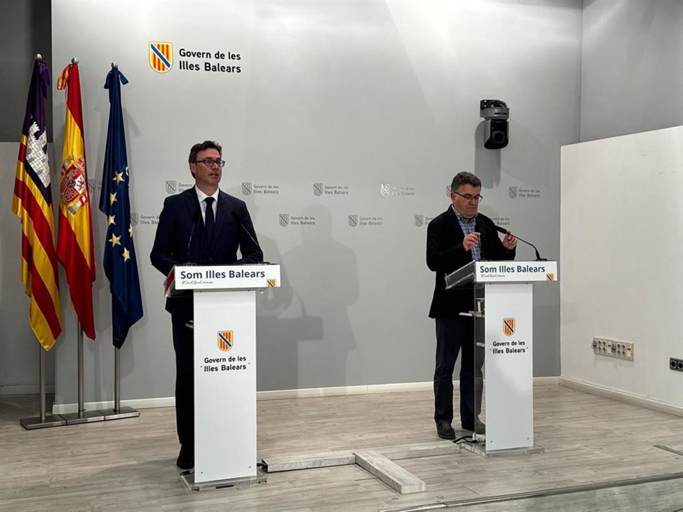 El portavoz del Govern, Antoni Costa, y el conseller de Agricultura, Pesca y Medio Natural, Joan Simonet.