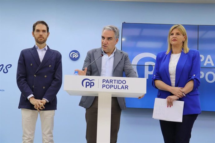 El diputado Sergio Sayas, el vicesecretario de Coordinación Autonómica y Local, Elías Bendodo, y la senadora Inmaculada Hernández, este viernes en rueda de prensa en Málaga.