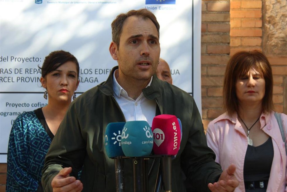 El coordinador general de IU Andalucía, Toni Valero, en una atención a medios en Málaga.
