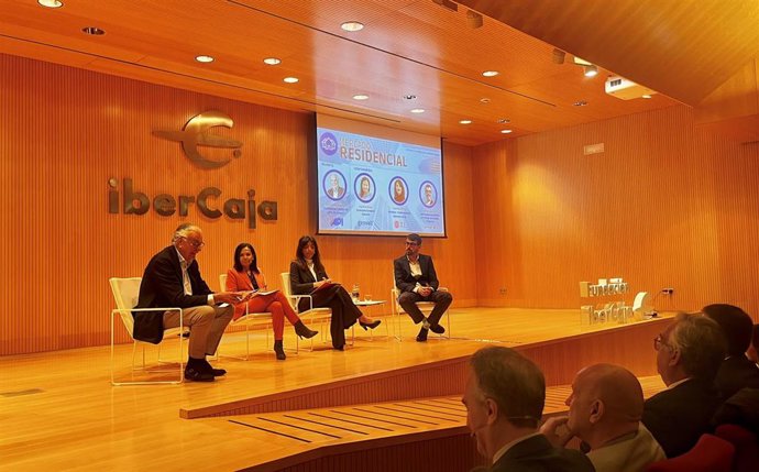 La primera mesa redonda de las jornadas sobre 'Perspectivas de Mercado Inmobiliario 2024', que se celebra en Zaragoza.