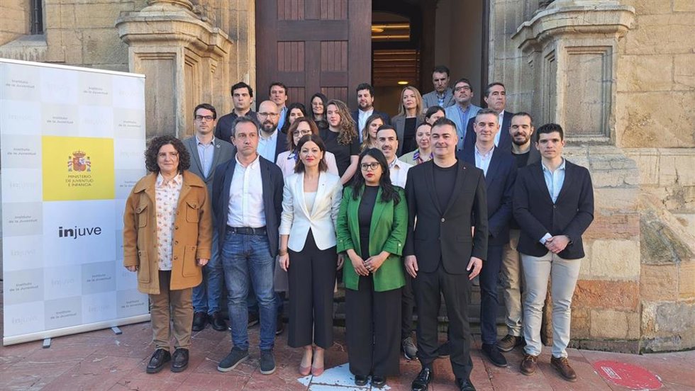 El consejero de Ordenación de Territorio, Urbanismo, Vivienda y Derechos Ciudadanos, Ovidio Zapico junto a la ministra  de Infancia y Juventud, Sira Rego,  en la reunión del Consejo Interterritorial de Juventud.