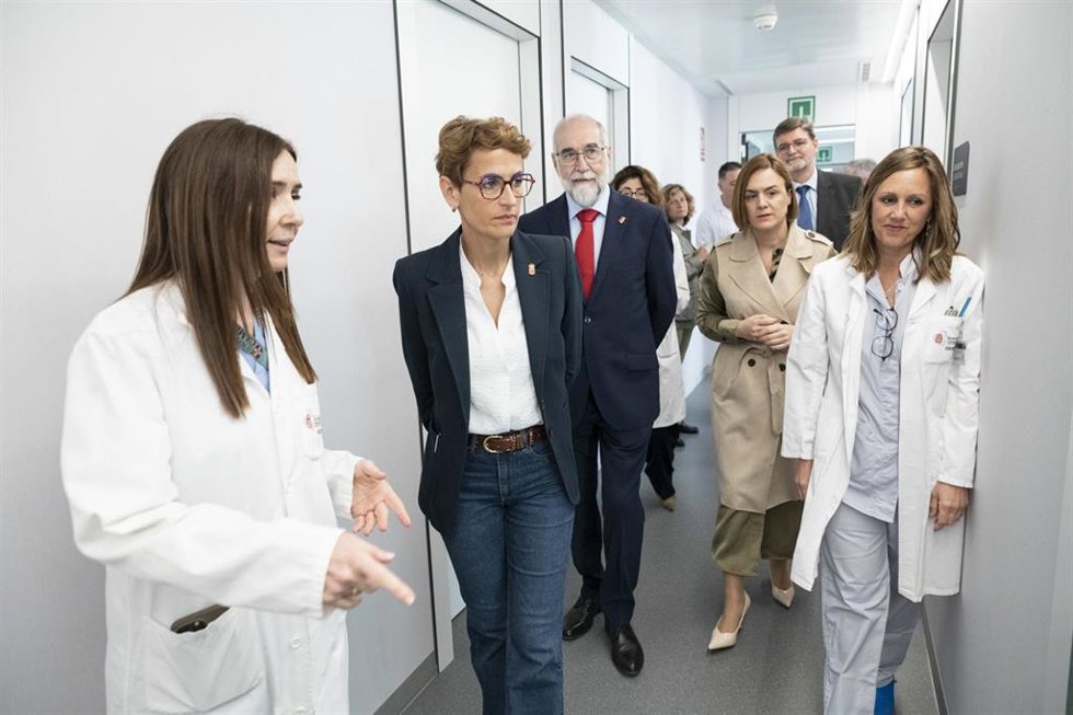 La presidenta Chivite ha visitado el Área del Corazón de Navarra acompañada por la delegada del Gobierno en Navarra, Alicia Echeverría, y el consejero de Salud, Fernando Domínguez, junto con la directora del área, Virginia Álvarez.