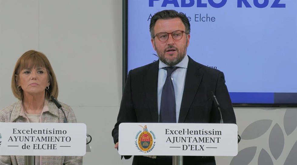 El alcalde de Elche, Pablo Ruz, y la tercera teniente de alcalde de la localidad, Aurora Rodil