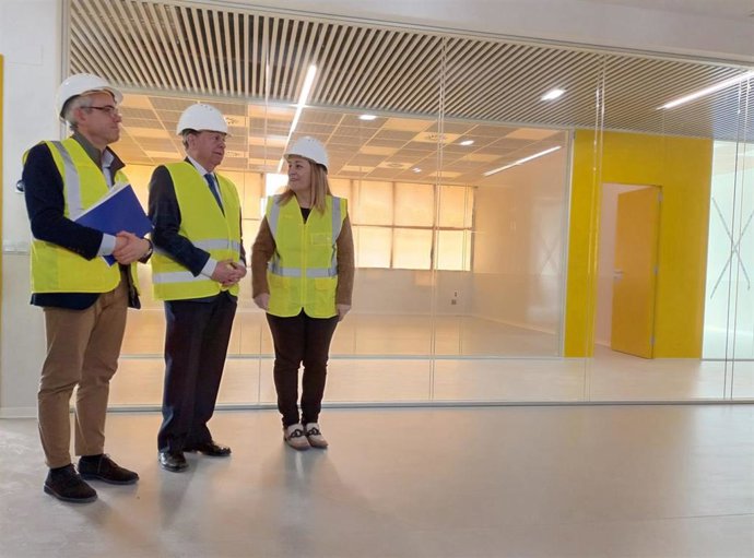 El director general de Infraestructuras y Tecnologías Educativas, Julio Vallaure; el alcalde de Oviedo, Alfredo Canteli, y la consejera de Educación, Lydia Espina, durante la visita a la obra del IES de La Florida.