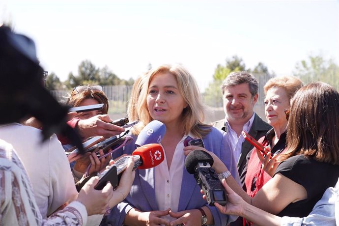 La vicealcadesa de Madrid, Inma Sanz, desde la piscina municipal del distrito de Barajas