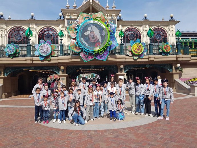 Iberia y Disneyland Paris celebran el 75 aniversario de la ruta Madrid-París invitando a niños de la Fundación Juegaterapia.