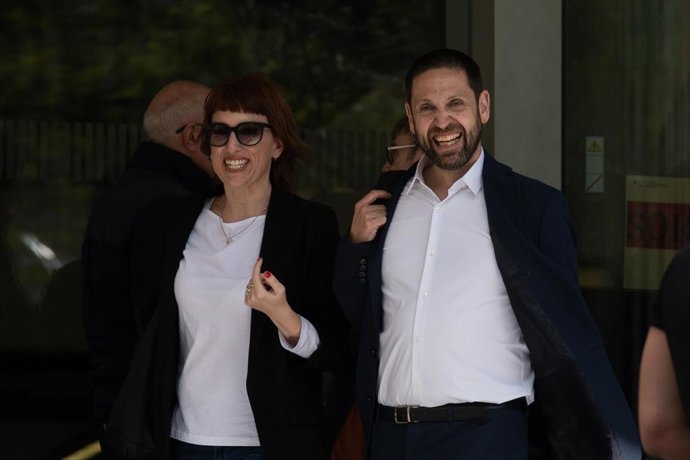 Una de las investigadas por la querella de Junts sale de la Ciutat de la Justicia con el abogado Eduardo Cáliz tras declarar.