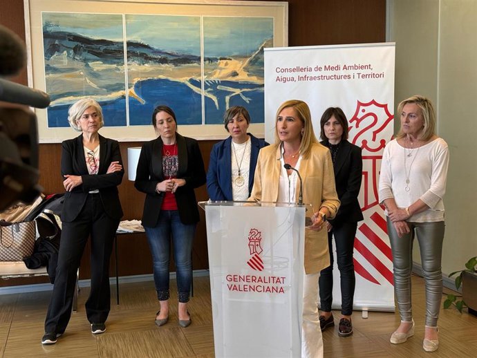 La consellera de Medio Ambiente, Agua, Infraestructuras y Territorio, Salomé Pradas, se reúne con representantes de la Plataforma de afectados por el Soterramiento de Alfafar, Sedaví y Benetússer