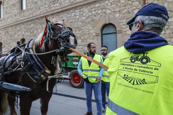Manifestantes durante una marcha con caballos y carros, desde la entrada de Valencia por la carretera de Barcelona hasta la la Conselleria de Agricultura, a 12 de abril de 2024, en Valencia, Comunidad Valenciana (España). Convocada por la Plataforma en 