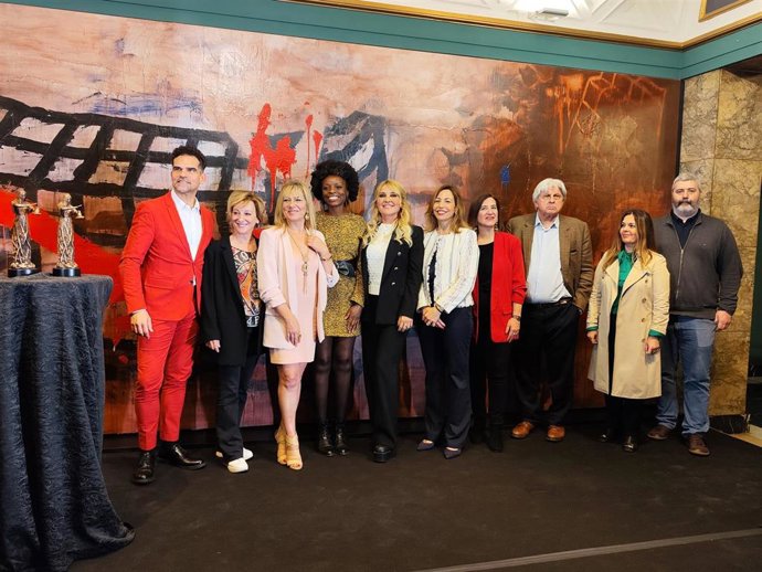 La alcaldesa de Zaragoza, Natalia Chueca, y la presidenta de la Academia de las Artes Escénicas de España, Cayetana Guillén Cuervo, han presentado las estatuillas de los Premios Talía