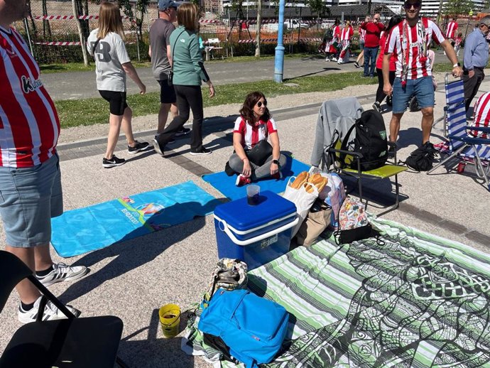 Aficionados del Athletic esperan desde primera hora de la mañana el paso de la gabarra por Barakaldo.