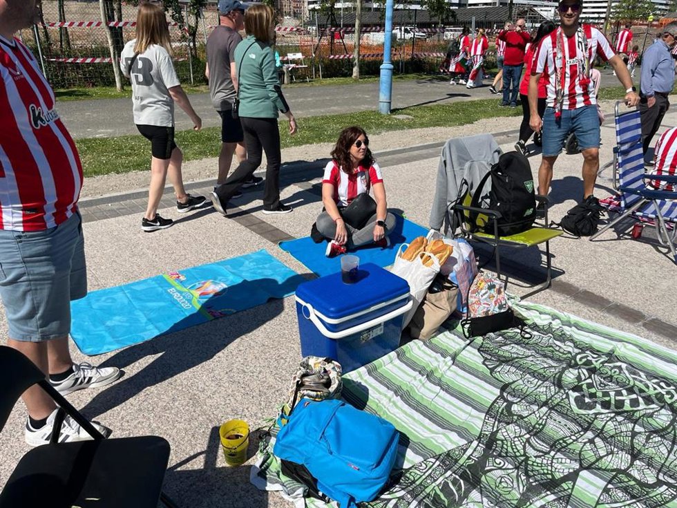 Aficionados del Athletic esperan desde primera hora de la mañana el paso de la gabarra por Barakaldo.