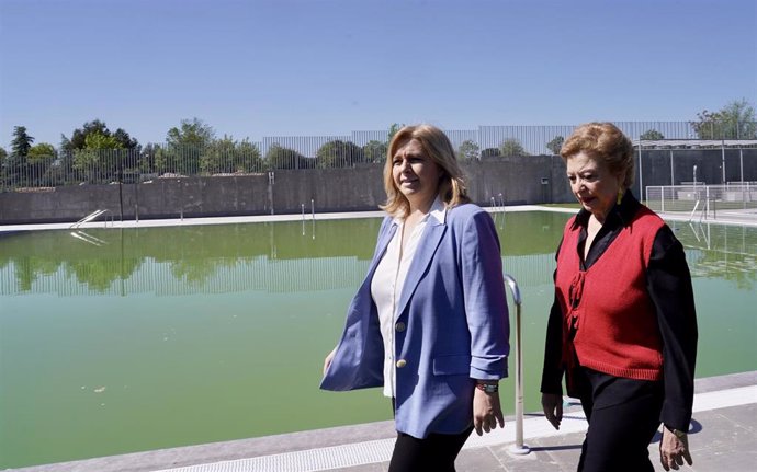 La vicealcaldesa de Madrid, Inma Sanz, junto con la delegada de Obras y Equipamientos, Paloma García Romero, en la nueva piscina municipal de Barajas