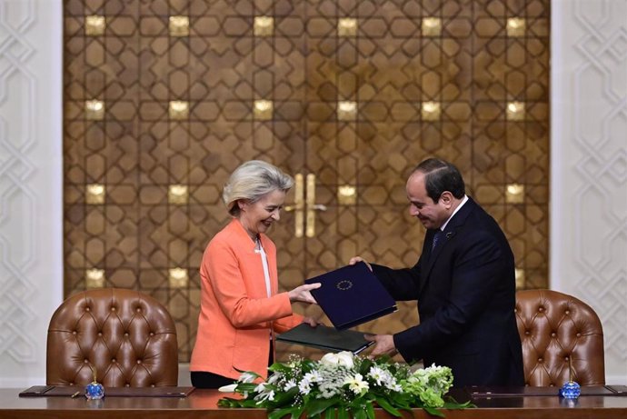 La presidenta de la Comisión Europea, Ursula von der Leyen, y el presidernte de Egipto, Abdelfatá al Sisi 