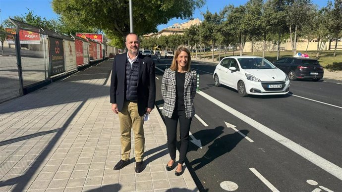 Los tenientes de alcalde de Movilidad, Antoni Deudero, e Infraestructuras, Belén Soto, visitan las obras finalizadas del carril bici entre los caminos de Jesús y La Vileta.