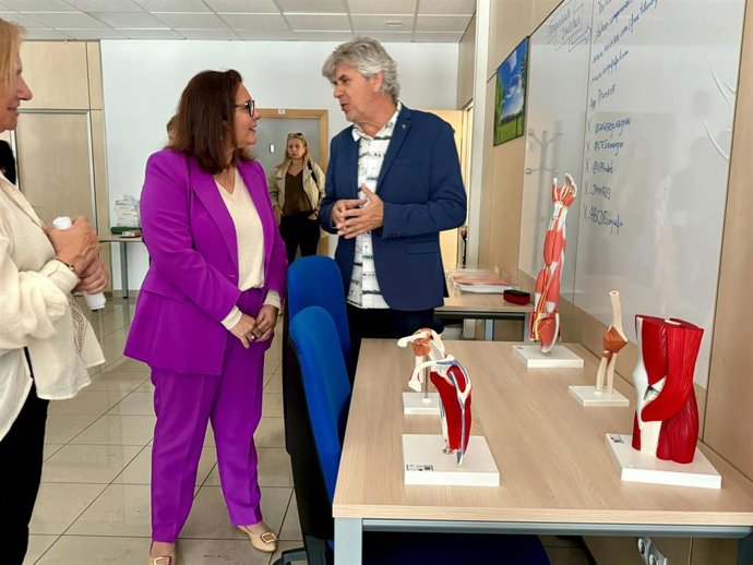 La consellera de Salud, Manuela García, en la visita.