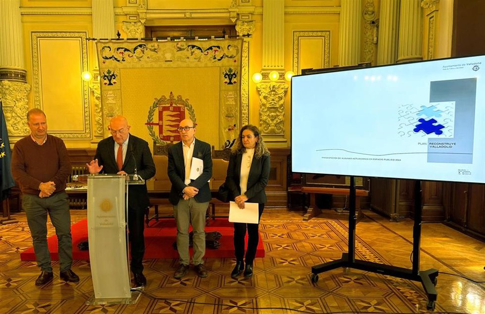 Presentación por parte de Jesús Julio Carnero del Plan Reconstruye con la previsión de obras en la vía pública para el año 2024.