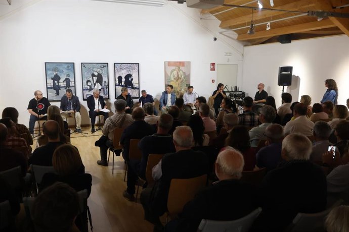 Un acto literario-musical inauguró la exposición ‘Poemar. La vida la filo del verso, 1982-1998’ que recoge la historia de la revista literaria y los actos culturales que impulsaron antiguos alumnos agrupados como asociación.