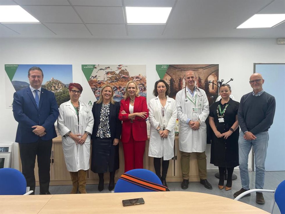 La gerente del Área de Gestión Sanitaria de Jerez, Costa Noroeste y Sierra, Lourdes García, y Carmen Ortega, representante de Rotary Club Jerez, firman un convenio para mejorar la atención de menores con cáncer