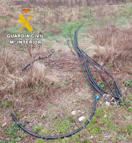 La Guardia Civil intervino a los detenidos 155 metros de cable.