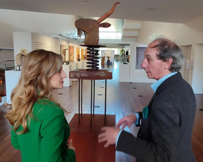 La viceconsejera de Acción Cultural, Mar Sancho, y el artista Lolo Zapico en la inauguración de 'Regardez!'.