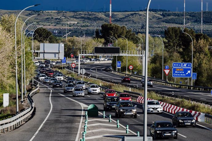 Varios vehículos en la carretera A-6 durante la operación retorno por Semana Santa, a 31 de marzo de 2024, en Madrid (España). 