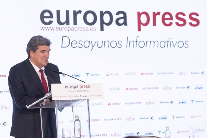 El ministro para la Transformación Digital y de la Función Pública, José Luis Escrivá, durante un desayuno informativo de Europa Press, en el hotel Rosewood Villa Magna, a 12 de abril de 2024, en Madrid (España).