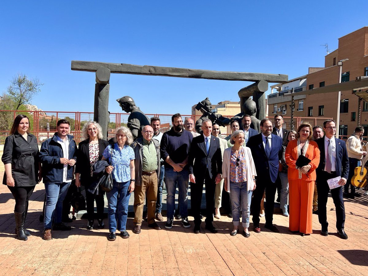 Puertollano rinde homenaje al escultor Pepe Noja dedicándole la plaza que alberga uno de sus monumentos