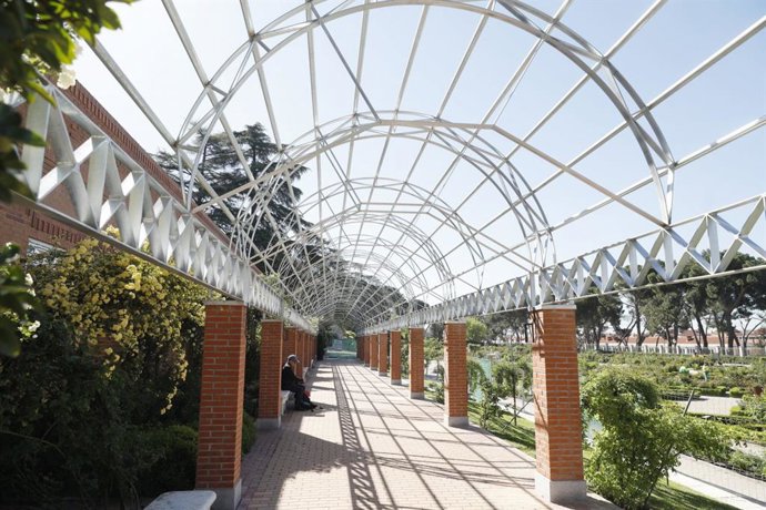La rosaleda del parque del Oeste tras su rehabilitación
