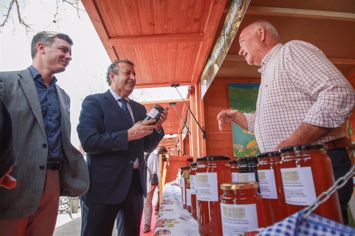 El presidente de la Diputación, en la Feria de Ecoturismo de Las Navas, en una foto de archivo.