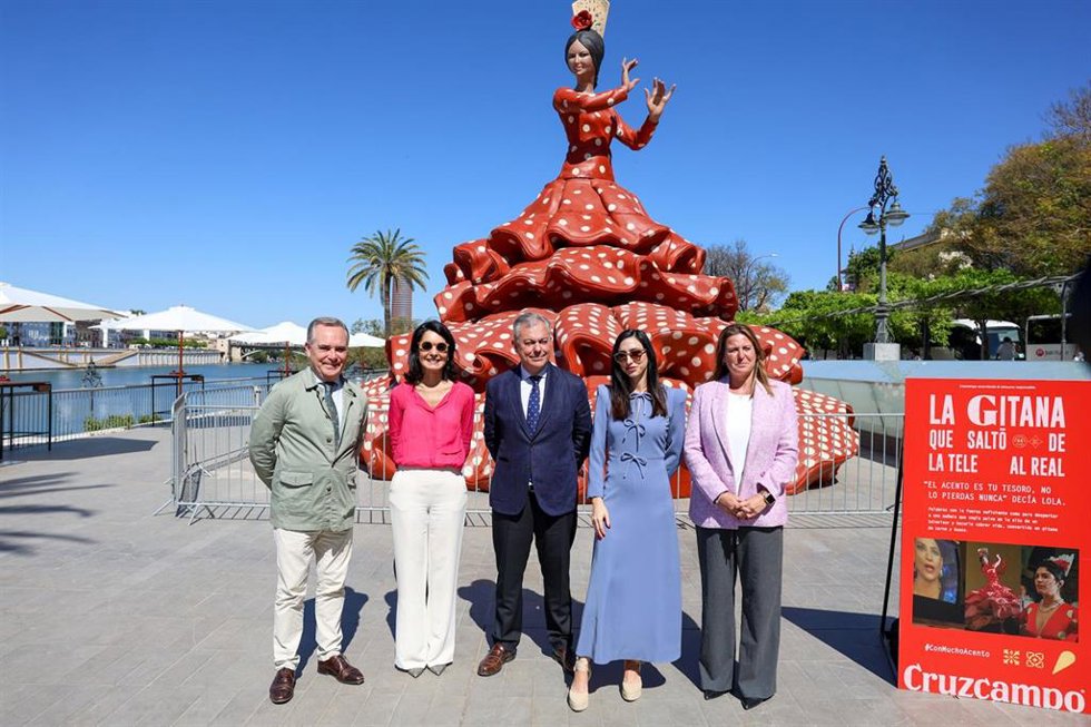 El alcalde de Sevilla, José Luis Sanz, asiste a la presentación de la campaña promocional de Cruzcampo con la icónica muñeca gitana de la tele.
