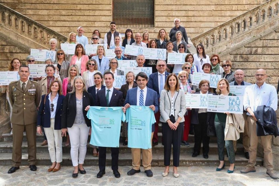 El presidente del Consell de Mallorca, Lloren Galmés, y el presidente de la Asociación Española Contra el Cáncer en Baleares, José Reyes, durante la presentación del primer 'Circuito Mallorca En Marcha Contra el Cáncer'.