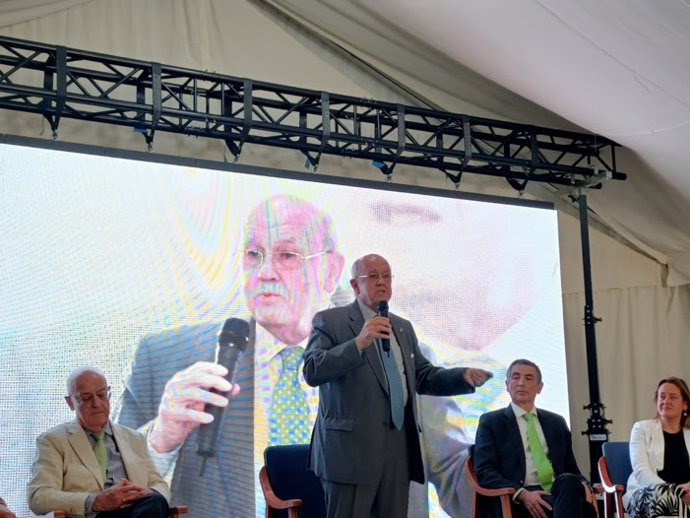 El presidente de honor de Fenacore, Andrés del Campo, en el acto homenaje en Fuente Palmera, en Córdoba.