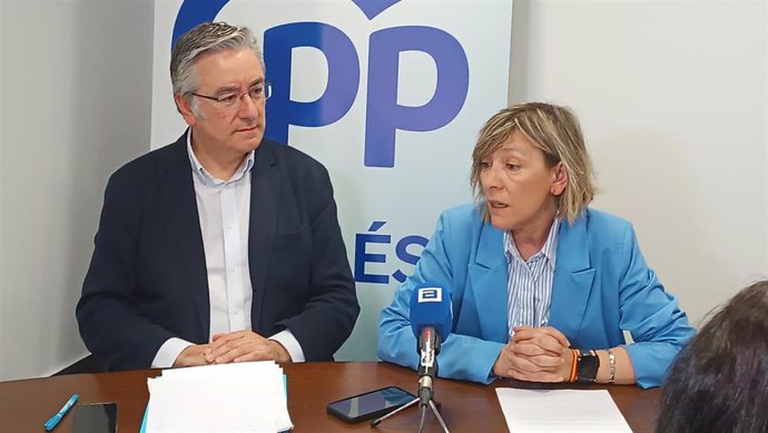 El senador del PP, Pablo González, y la portavoz del grupo municipal del PP de Avilés y diputada nacional, Esther Llamazares.