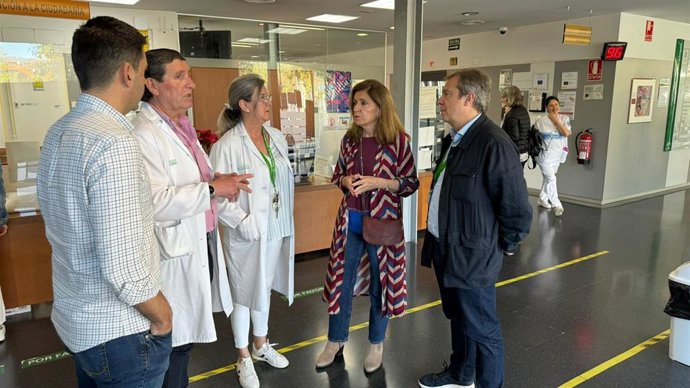 Botella (2º izda.), durante su visita al Centro de Salud Aeropuerto.